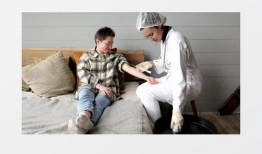 趴在床上打针视频两针,见证勇敢与关爱